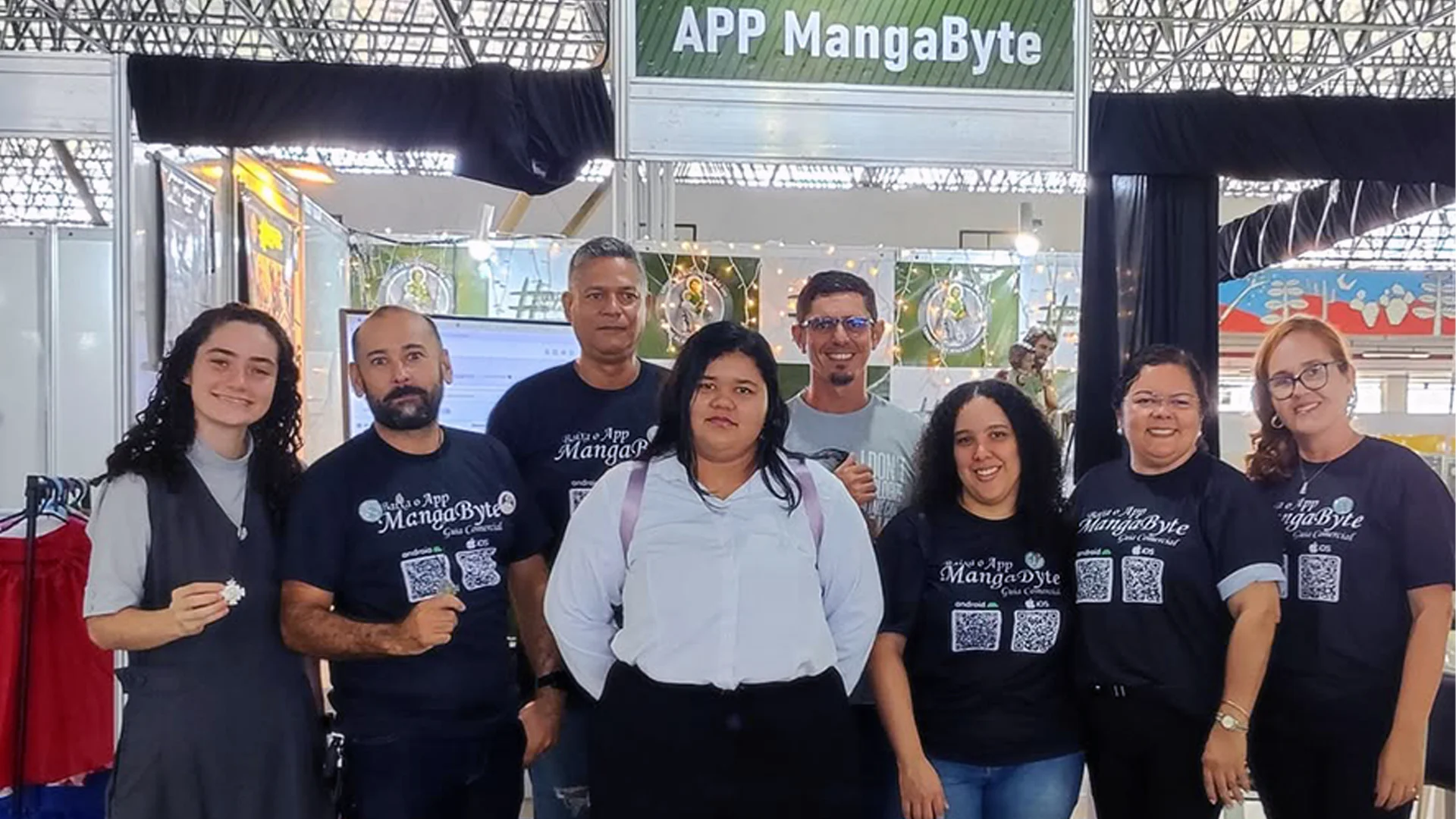 Mariana e a turma do projeto Educar para Transformar