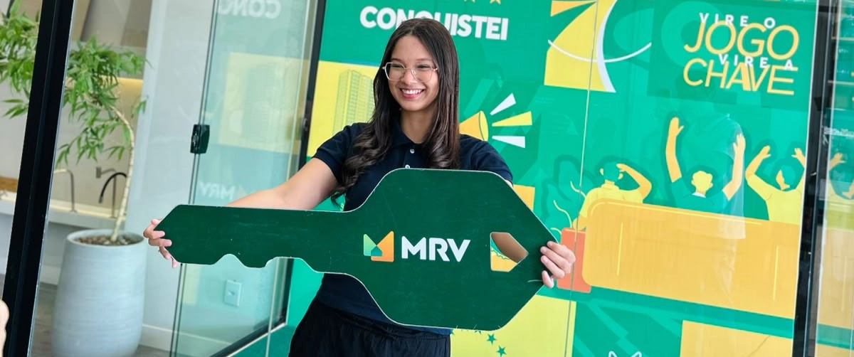 Juliana Soares Correia assina contrato do primeiro apê mrv